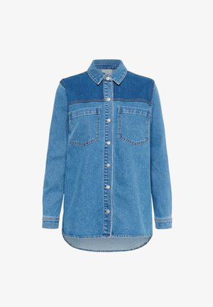 Camicia di jeans azzurro chiaro con yoke blu scuro, due tasche frontali, chiusura con bottoni e maniche lunghe con polsini.