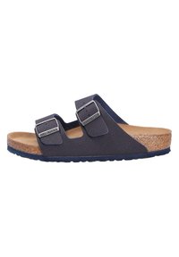 Sandale bleu marine à deux sangles avec boucles, fabriquée en matériau synthétique texturé. Dispose d'une semelle en liège brun et d'une semelle en caoutchouc.