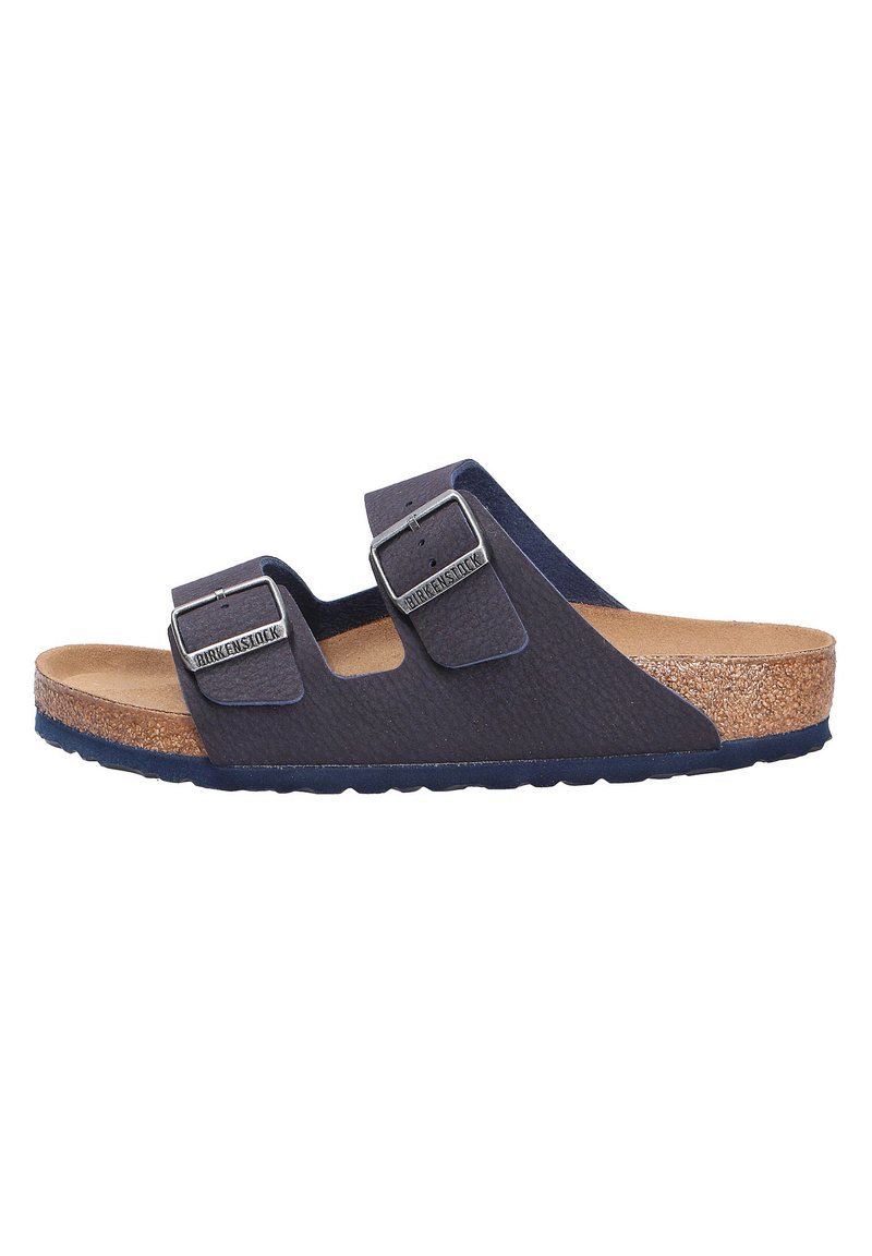 Sandale bleu marine à deux sangles avec boucles, fabriquée en matériau synthétique texturé. Dispose d'une semelle en liège brun et d'une semelle en caoutchouc.