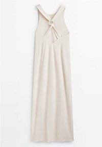 Longue robe beige sans manches avec un dos croisé et un détail anneau au centre des bretelles.