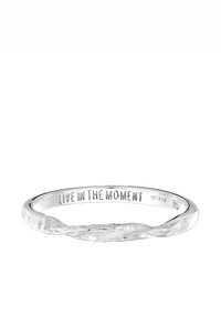 Hopeasormus, jossa on teksturoitu, aaltoileva muotoilu. Sisäpuolella kaiverrettu teksti "LIVE IN THE MOMENT" ja leima "925" aitouden merkkinä.