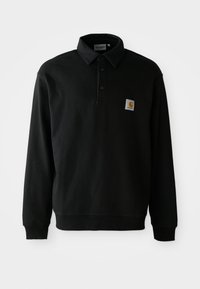 Polo shirt nera a maniche lunghe con tre bottoni e una piccola toppa quadrata con il logo Carhartt sul lato sinistro del petto, su sfondo bianco.