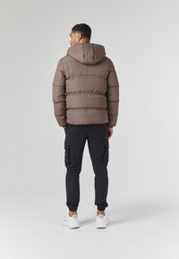 CLOSURE London LOGO RACER PUFFER JACKET - Ziemas jaka - brown