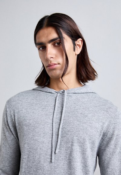 Hellgraue Langarm-Hoodie aus weichem Material mit rundem Halsausschnitt und Kordelzug. Verfügt über eine lockere Passform und gerippte Textur.