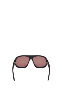 Occhiali da sole con montatura in plastica nera, lenti quadrate con una sfumatura rosa e dettagli in oro sulle aste.