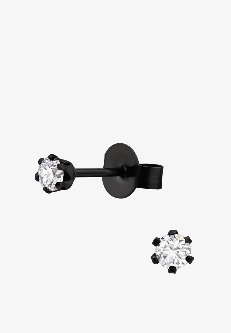 Zwart metalen oorknopje met een grote heldere kristal, voorzien van een zesklauwzetting en een ronde achterkant, met een glad oppervlak.