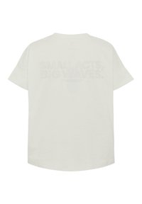 Šviesiai pilkas per didelis marškinėliai pagaminti iš medvilnės su apvaliu iškirpimu. Ant nugaros yra didelis spausdinimas: "MAŽI VEIKSMAI, DIDELĖS BANGOS."