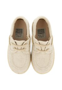 Zapatos de tela beige con una superficie texturizada, punta redonda y cordones. Las etiquetas indican "GIOS EPPO" y "NICELY MADE in Spain."