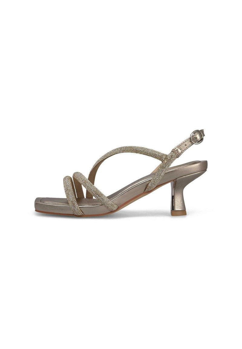 Gouden metallic sandalen met gekruiste bewerkte banden, vierkante neus en een korte, chunky hak. Voorzien van een verstelbare enkelband.