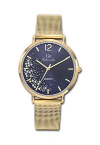 Montre avec bracelet en maille dorée et un cadran bleu foncé, dotée de marqueurs d'heure métalliques, d'accents scintillants et d'un mouvement à quartz.