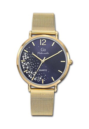 Montre avec bracelet en maille dorée et un cadran bleu foncé, dotée de marqueurs d'heure métalliques, d'accents scintillants et d'un mouvement à quartz.