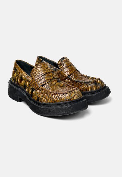 Bruine, reliëf leren loafers met een gestructureerd oppervlak, voorzien van een dikke zwarte rubberen zool en een decoratieve band over de wreef.