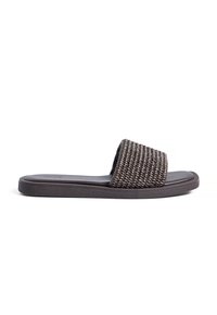 Brun vävd slidesandal med en bred rem och platt gummisula, med en texturerad yta och minimalistisk design.