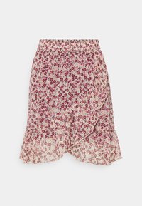 Bloemenrok van lichtgewicht stof met een roze achtergrond, rode en gele patronen, een gerimpelde zoom en een asymmetrisch overslagontwerp.