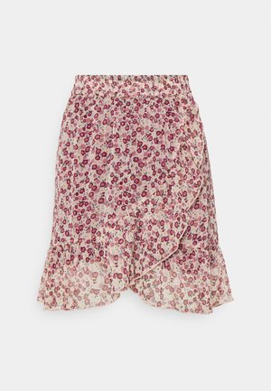 Floraler Rock aus leichtem Stoff mit pinkfarbenem Hintergrund, roten und gelben Mustern, gerüschtem Saum und asymmetrischem Wickeldesign.