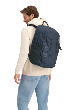 Marineblauwe backpack met een rechthoekige vorm, gaas zijvakken, verstelbare schouderbanden en een bungee koord ontwerp aan de voorkant voor opslag.