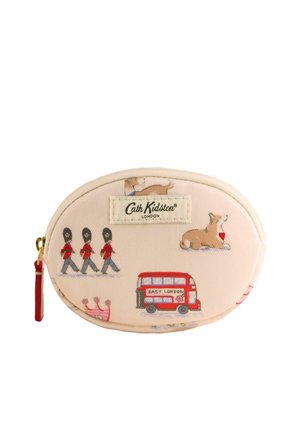 Bézs ovális neszesszer piros londoni busszal, három királyi őrrel, egy szíves corgival és egy koronamintával; elöl Cath Kidston logó.