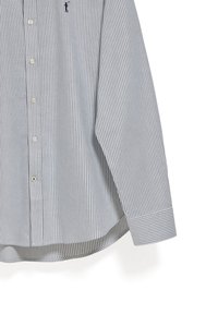 Camicia a righe con bottoni in azzurro chiaro e bianco. Tessuto in cotone, maniche lunghe, orlo arrotondato, con un piccolo logo sul petto.