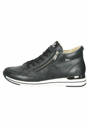 Basket en cuir noir montante avec surface texturée, semelle blanche, lacets à l'avant, fermeture éclair sur le côté et doublure en fausse fourrure au niveau du col.