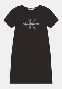 Czarna sukienka z krótkim rękawem Calvin Klein Jeans z okrągłym dekoltem, dużym teksturowanym logo "cK" oraz białym napisem na piersi.