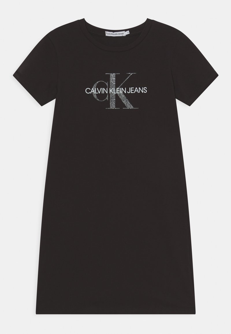 Czarna sukienka z krótkim rękawem Calvin Klein Jeans z okrągłym dekoltem, dużym teksturowanym logo "cK" oraz białym napisem na piersi.
