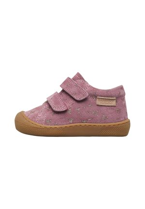 Chaussure rose pour tout-petit avec deux bandes Velcro, motif scintillant, semelle en caoutchouc marron et étiquette "Barefoot" sur le côté.