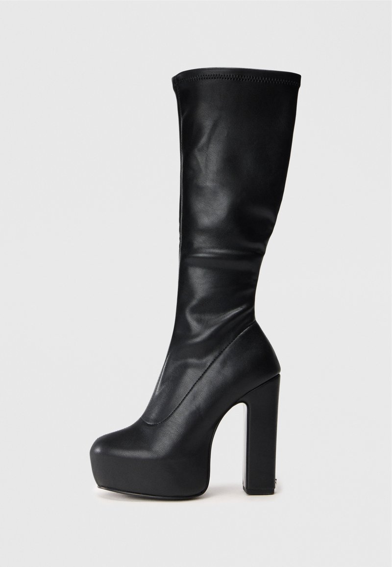 Stivale nero al ginocchio con plateau, punta arrotondata e tacco alto chunky, texture in pelle liscia, senza decorazioni visibili.