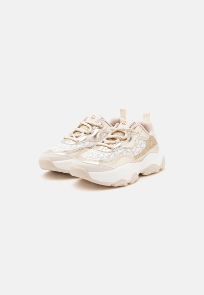 Ζευγάρι μπεζ και λευκά chunky sneakers με υφασμάτινο σχέδιο και λαμπερά χρυσά στοιχεία σε απλό φόντο.