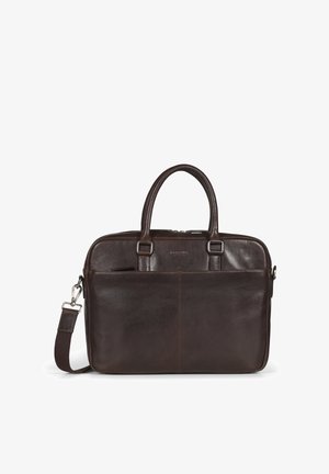 Bruine leren aktetas met dubbele handgrepen aan de bovenkant en een afneembare schouderriem. Voorzien van een voorvak en subtiele stikseldetails.