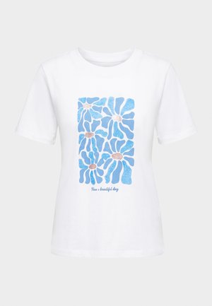 Biele tričko s krátkym rukávom s modrým abstraktným kvetinovým motívom a textom "Maj krásny deň" pod kvetmi.