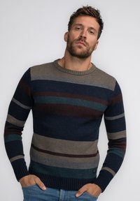 Pulover tricotat în dungi navy, gri și burgund. Are un guler și manșete cu un model rib, cu un finisaj texturat și un detaliu mic cu logo.