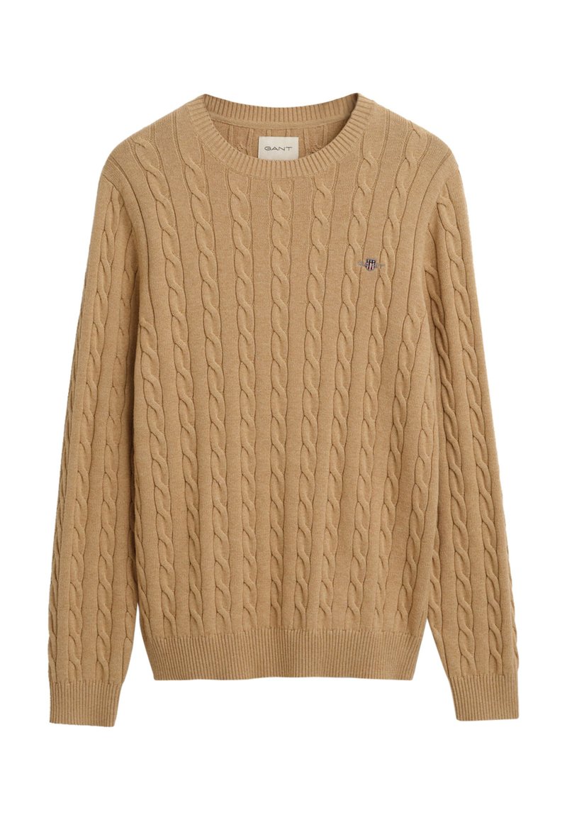 Beige Kabelstrickpullover mit Rundhalsausschnitt, gerippten Bündchen und Saum, der ein kleines gesticktes Logo auf der Brust zeigt.