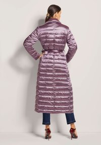 Lange, met een riem gestructureerde pufferjas in lichtpaars, met een geborduurd ontwerp met horizontale lijnen, hoge kraag en zijzakken.