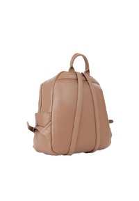 Sac à dos en cuir beige avec une finition texturée, doté de bretelles ajustables, d'une poignée supérieure et de poches latérales pour une fonctionnalité accrue.