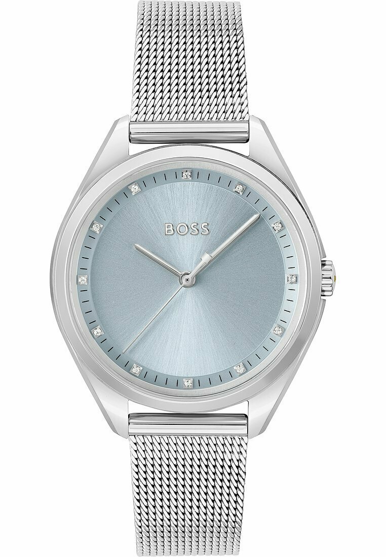 Reloj con correa de malla plateada y esfera de color azul claro, que presenta un acabado cepillado y marcadores de horas de cristal, además de una caja pulida en tono plateado.