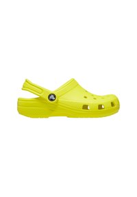 Sabot jaune vif en matériau flexible, doté de ports de ventilation, d'une semelle texturée et d'une bride arrière pour un soutien et un ajustement sécurisé.