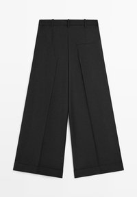 Schwarze, weit geschnittene Hose mit vorderen Falten, gefertigt aus einem glatten Textil. Verfügt über einen Bund mit Gürtelschlaufen und eine einzelne Gesäßtasche.