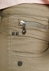 Freeman T. Porter Shorts vaqueros - khaki