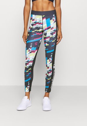Schwarze Kompressionsleggings mit einem digitalen Muster in Blau, Pink und Gelb. Sie verfügen über einen breiten Bund und ein Logo-Detail an der Seite.
