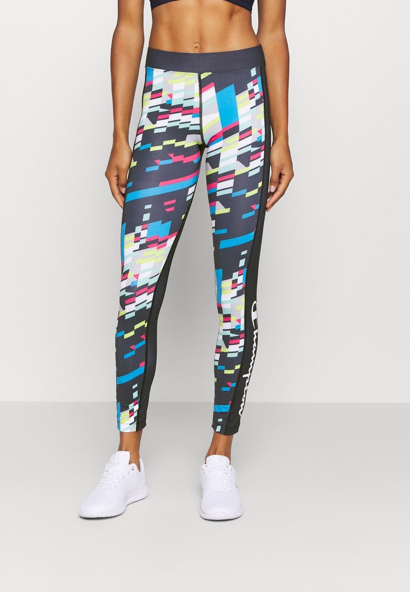 Svarta kompressionsleggings med ett digitalt mönster i blått, rosa och gult. Har ett brett midjeband och logotypdetalj på sidan.