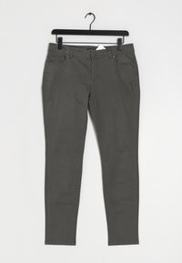 Szare spodnie slim-fit z mieszanki bawełny z zamkiem błyskawicznym, pięcioma kieszeniami i subtelnymi detalami ściegowymi, wyeksponowane na czarnym wieszaku na białym tle.