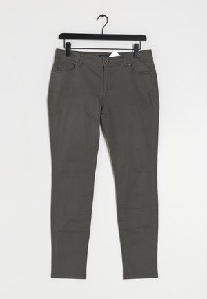 Harmaat puuvillasekoite slim-fit housut, joissa on vetoketjuhalkio, viisi taskua ja hienovaraiset ompeluyksityiskohdat, esillä mustassa henkariassa valkoista taustaa vasten.