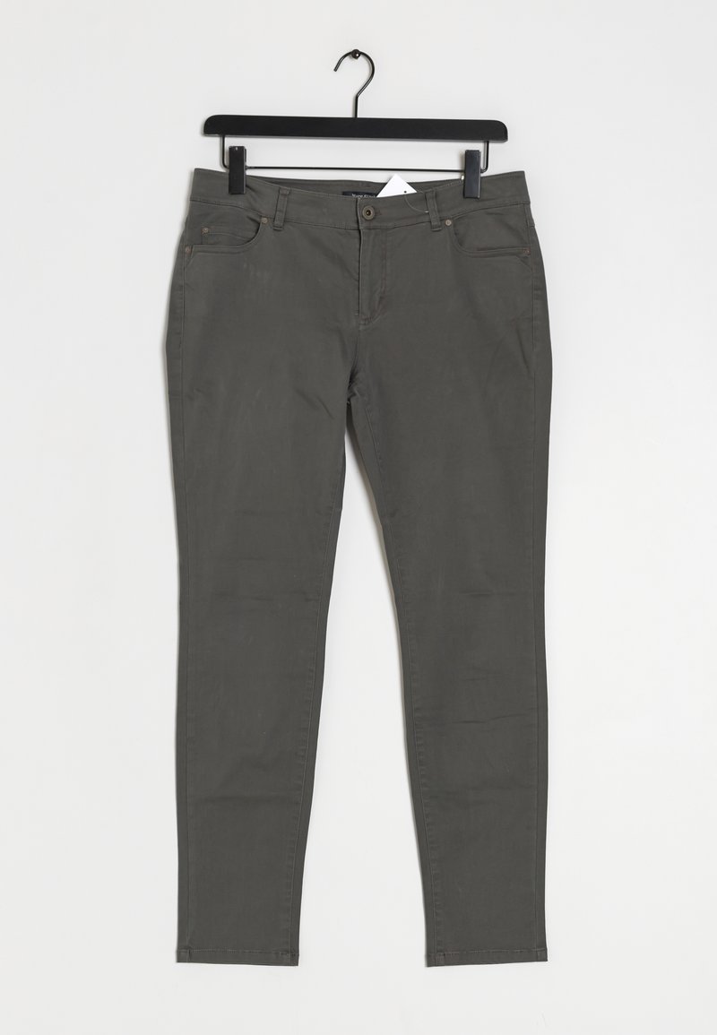Szare spodnie slim-fit z mieszanki bawełny z zamkiem błyskawicznym, pięcioma kieszeniami i subtelnymi detalami ściegowymi, wyeksponowane na czarnym wieszaku na białym tle.
