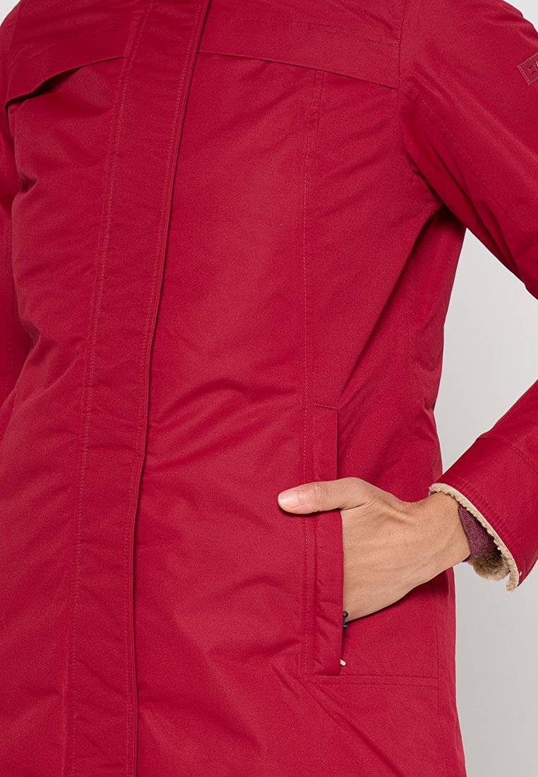 Rote isolierte Jacke mit einer glatten Stoffoberfläche, ausgestattet mit einem durchgehenden Reißverschluss, seitlichen Taschen und einem weichen Futter an den Bündchen.