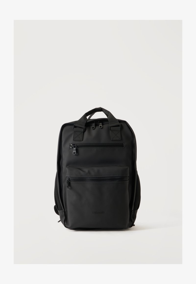 Sac à dos rectangulaire noir avec deux poches avant zippées et poignées de transport supérieures sur un fond clair uni.