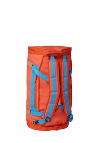 Sac de sport orange avec des sangles d'épaule réglables bleues et des poignées latérales, présenté debout sur un fond blanc.