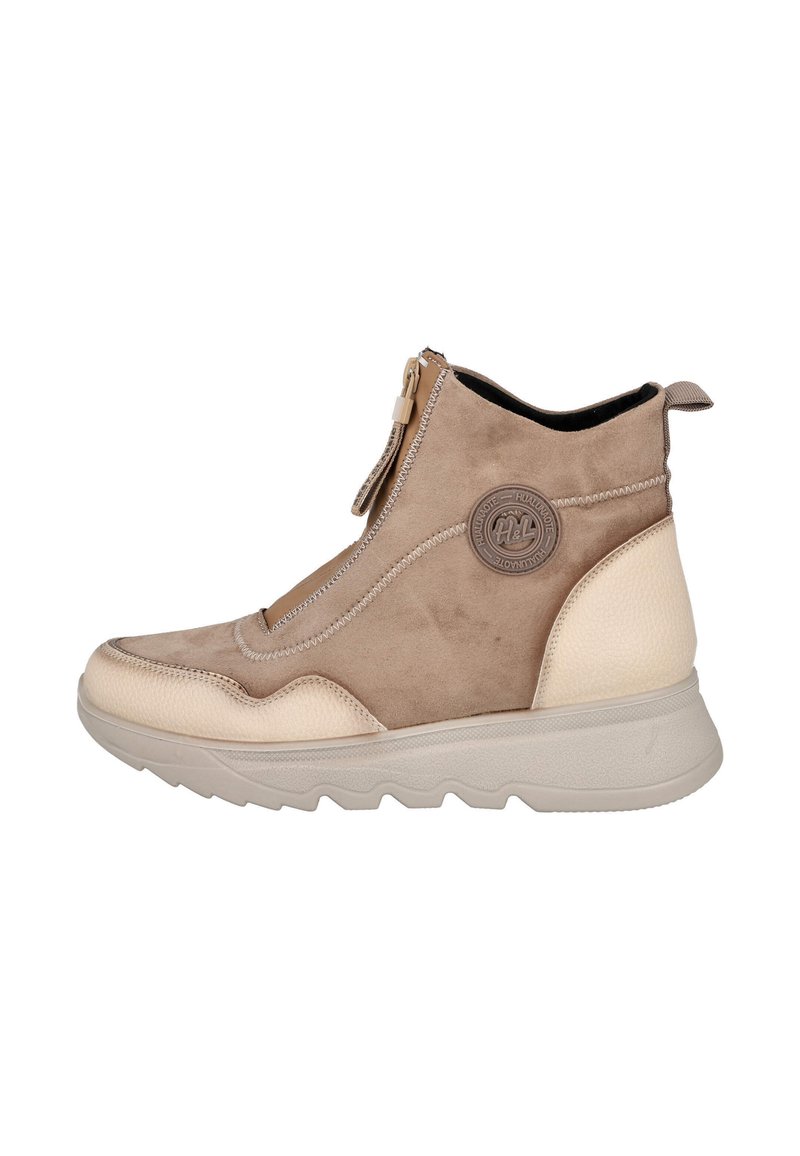 Zapatillas de tobillo de ante beige con cremallera frontal, acentos texturizados en la puntera y el talón en beige, parche de logo redondo y suela de goma gruesa.