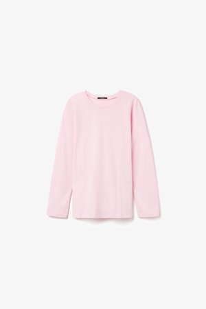 Hellrosa, langärmliges T-Shirt mit Rundhalsausschnitt, schlichtes Design, flach auf weißem Hintergrund dargestellt.