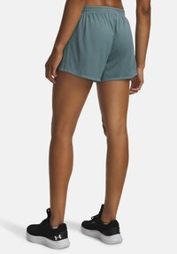 Un paio di pantaloni sportivi a rete color teal con una cintura elastica. Il tessuto è leggero e traspirante, con una vestibilità comoda e rilassata.