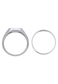 Set di gioielli in argento composto da due anelli: uno con una parte superiore piatta e un design geometrico, l'altro è un semplice e liscio band.